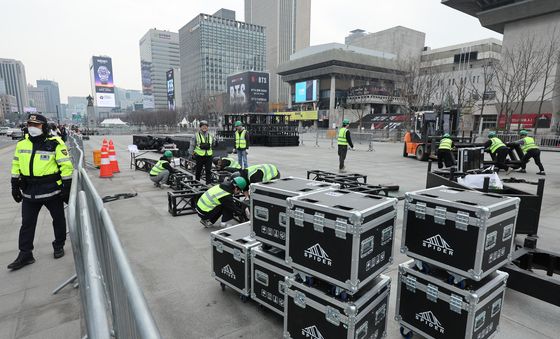 BTS 컴백 무대 설치로 통제된 광화문 일대