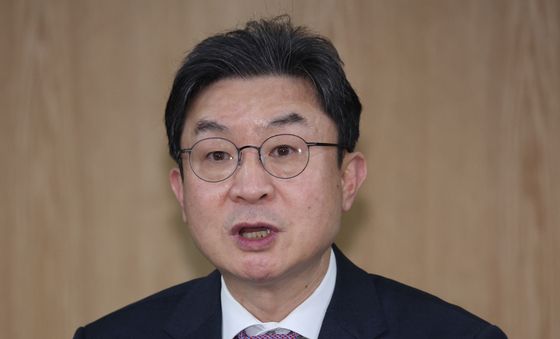 소상공인·취약계층을 위한 무료 상생보험 관련 발언하는 이억원