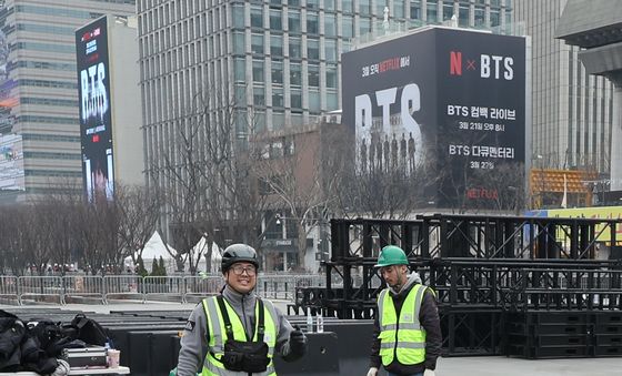 BTS 컴백 무대 설치로 통제된 광화문 일대