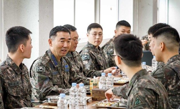 장병들과 식사하는 진영승 합참의장