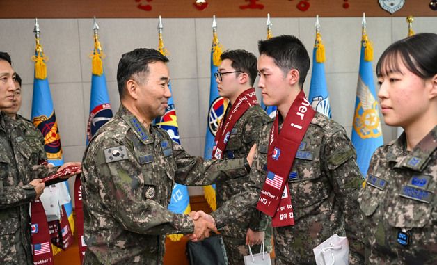 장병 격려하는 진영승 합참의장