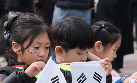 고사리 손으로 잡은 태극기