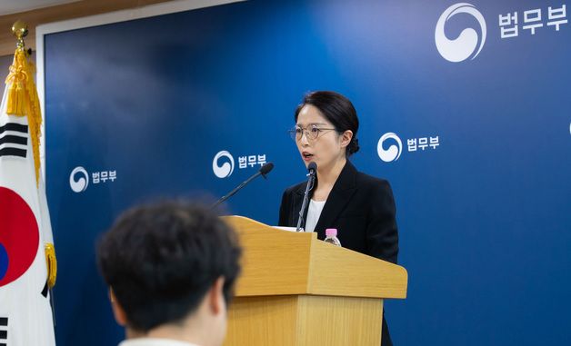 쉰들러 ISDS 승소 관련 브리핑하는 조아라 국제투자분쟁과장