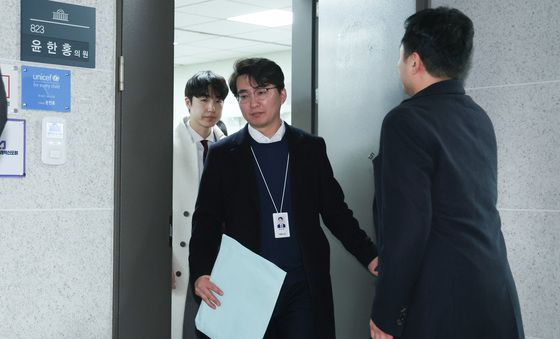 윤한홍 의원실 압수수색 종료