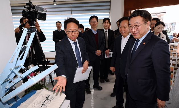 윤호중 장관, 우수 마을기업 방문