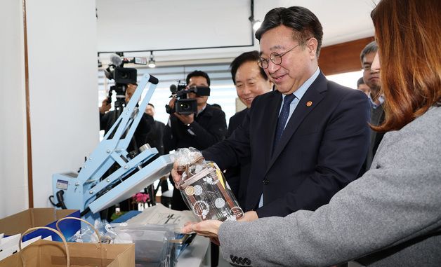 마을공방 운영 현장 둘러보는 윤호중 장관