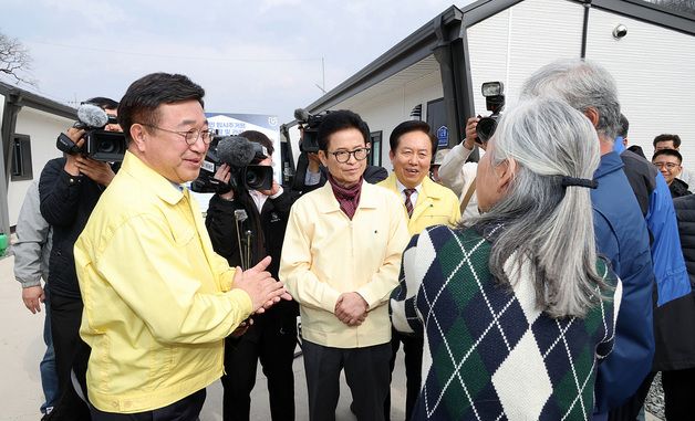 윤호중 장관, 산불 피해 이재민 임시조립주택 단지 방문