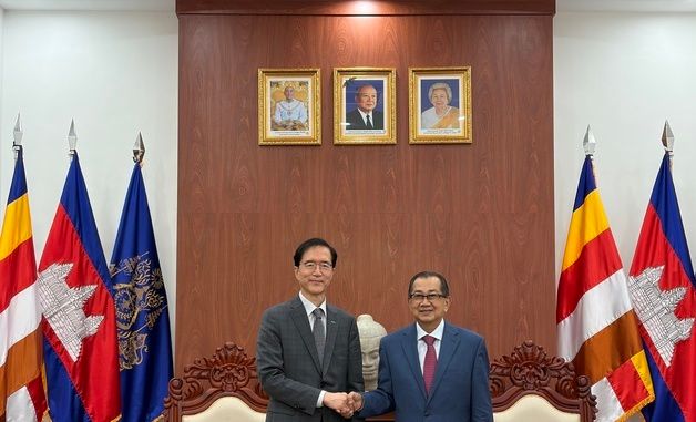 치엥 야니라 선임장관과 악수하는 이윤영 이사