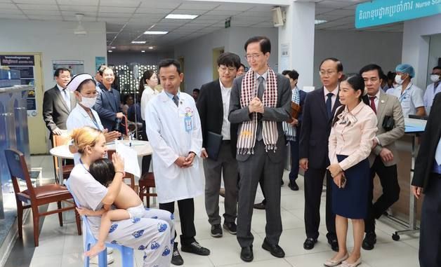 캄보디아 국립어린이병원 시찰하는 이윤영 이사