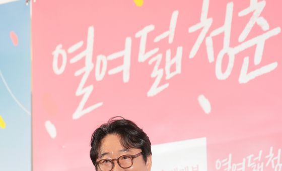 포즈 취하는 어일선 감독