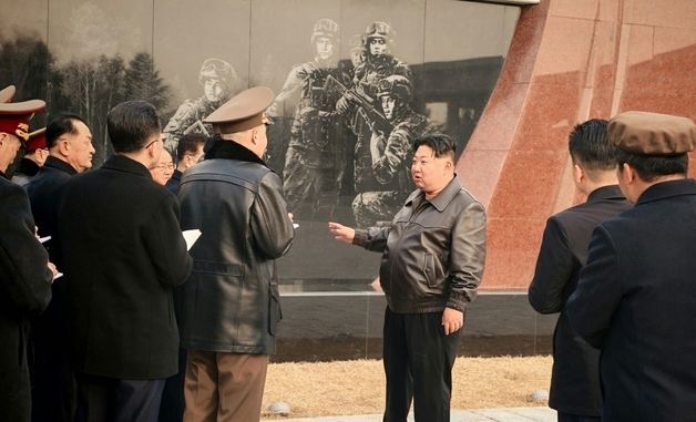 마감 단계 '러 파병 기념관' 살피는 김정은