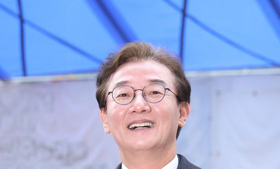 미소 짓는 전재수