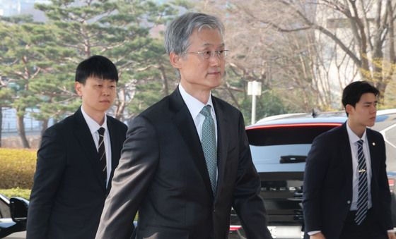 출근하는 조희대 대법원장