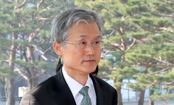 출근하는 조희대 대법원장