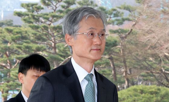 출근하는 조희대 대법원장