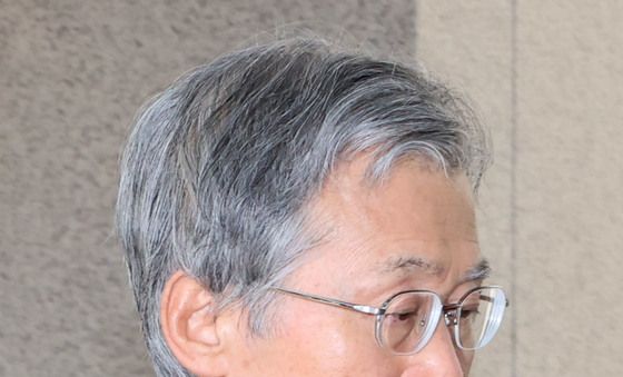 출근하는 조희대 대법원장