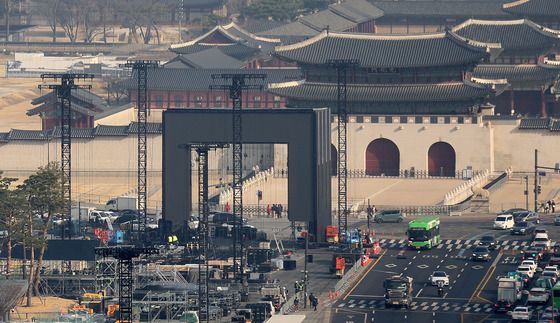 광화문 BTS 컴백 공연 준비 한창