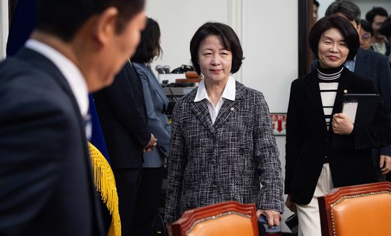 민주당 검찰개혁 기자회견 들어서는 추미애 법사위원장