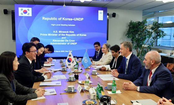 알렉산더 더크루 UNDP 총재 면담하는 김민석 총리