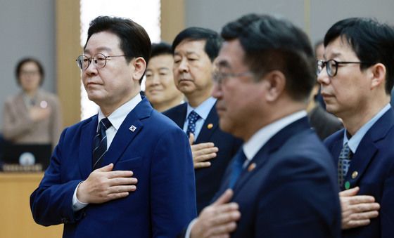 국민의례 하는 이재명 대통령