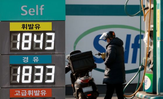 석유 최고가제에 기름값 하락세 지속…낙폭은 줄어