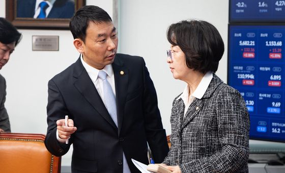 논의하는 추미애 법사위원장과 김용민 민주당 간사