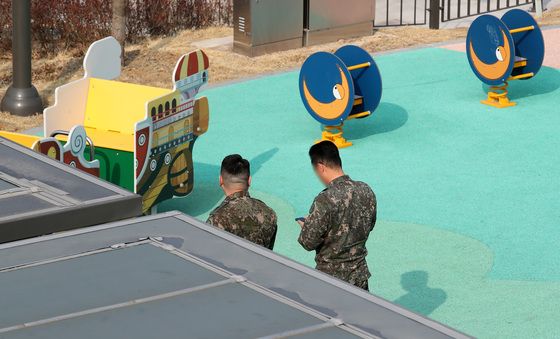 '탄두 의심 물체' 날아든 놀이터 조사하는 軍 당국