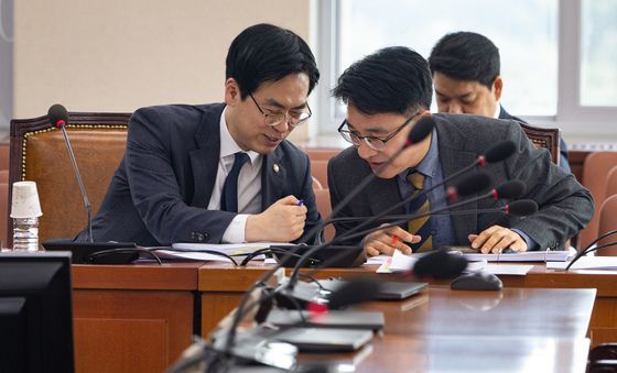 관계자와 대화하는 김민재 행안부 차관