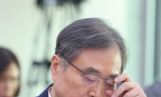 생각 잠긴 조현 장관