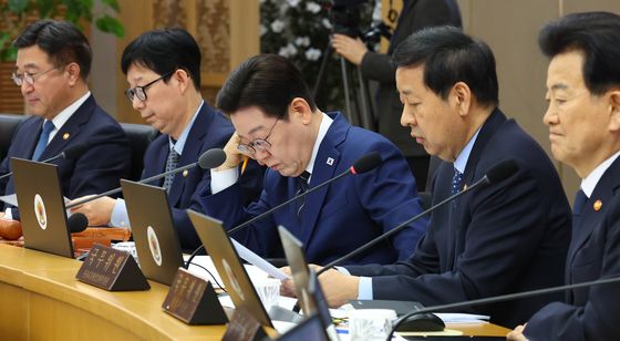 자료 보는 이재명 대통령