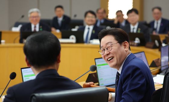 이재명 대통령, 국무회의 미소