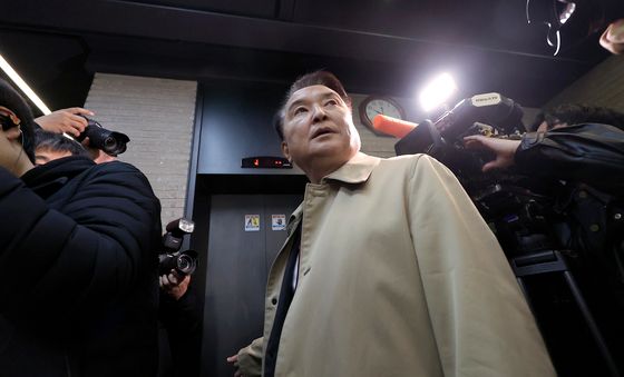 국민의힘 당사로 들어가는 김영환 충북도지사