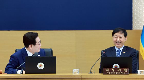 구윤철 부총리 바라보며 발언하는 이재명 대통령