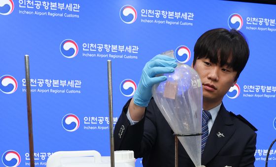 국내서 엑스터시 제조한 일당 검거, 압수품 공개