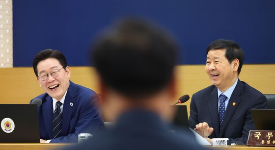 이재명 대통령, 국무회의 미소