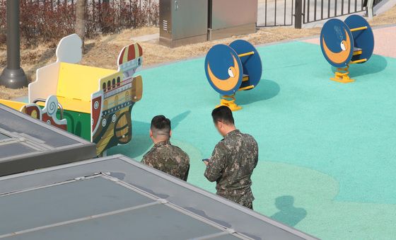 軍 당국 '탄두 의심 물체' 날아든 놀이터 조사