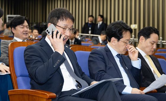 통화하는 한병도 원내대표