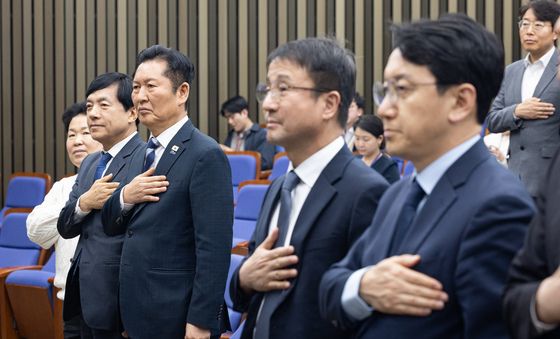 국기에 대한 경례하는 민주당 지도부