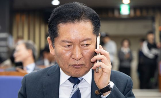 통화하는 정청래 민주당 대표