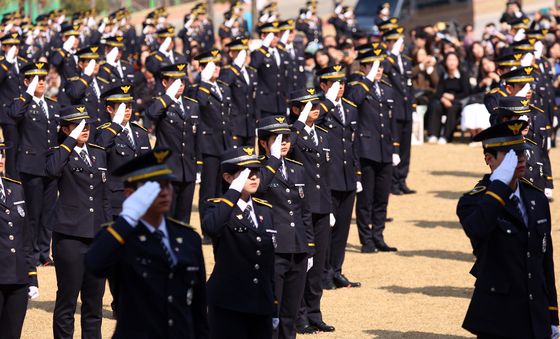 거수경례 하는 신임 경위·경감