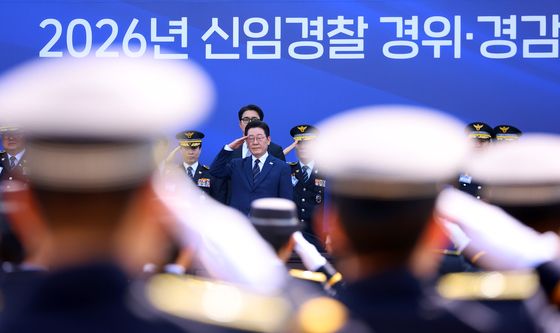 경례 하는 이재명 대통령