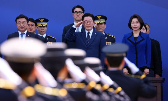 신임 경찰 경례 받는 이재명 대통령