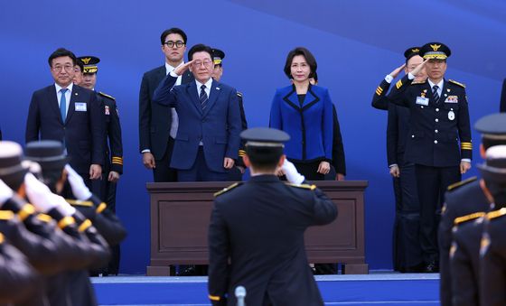 신임 경찰 경례 받는 이재명 대통령