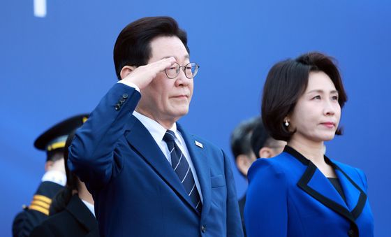 거수경례하는 이재명 대통령