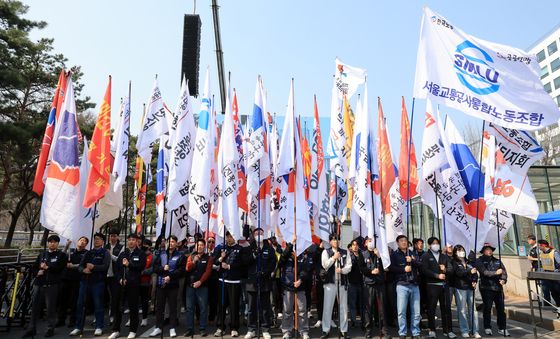 국회 앞에 모인 양대노총 공공부문노동조합 공동대책위원회 깃발들