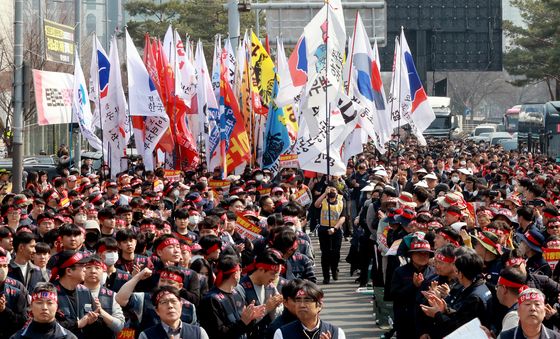 양대노총, 행진을 향한 기수들 입장