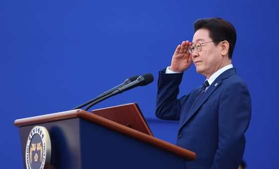 경례 하는 이재명 대통령