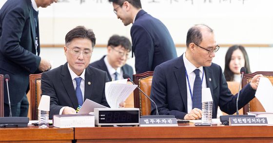 자료 살펴보는 이진수 차관과 법원행정처 차장