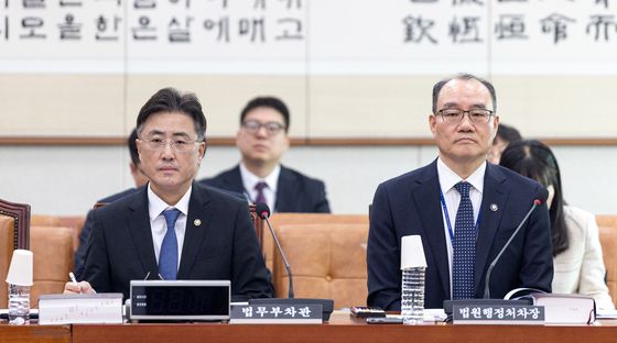 법사위 제1소위 출석한 이진수 차관과 기우종 처장