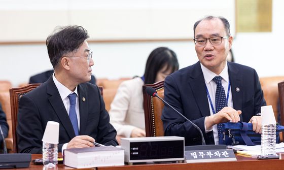 법사위 제1소위 출석한 이진수 법무부 차관과 기우종 법원행정처 차장